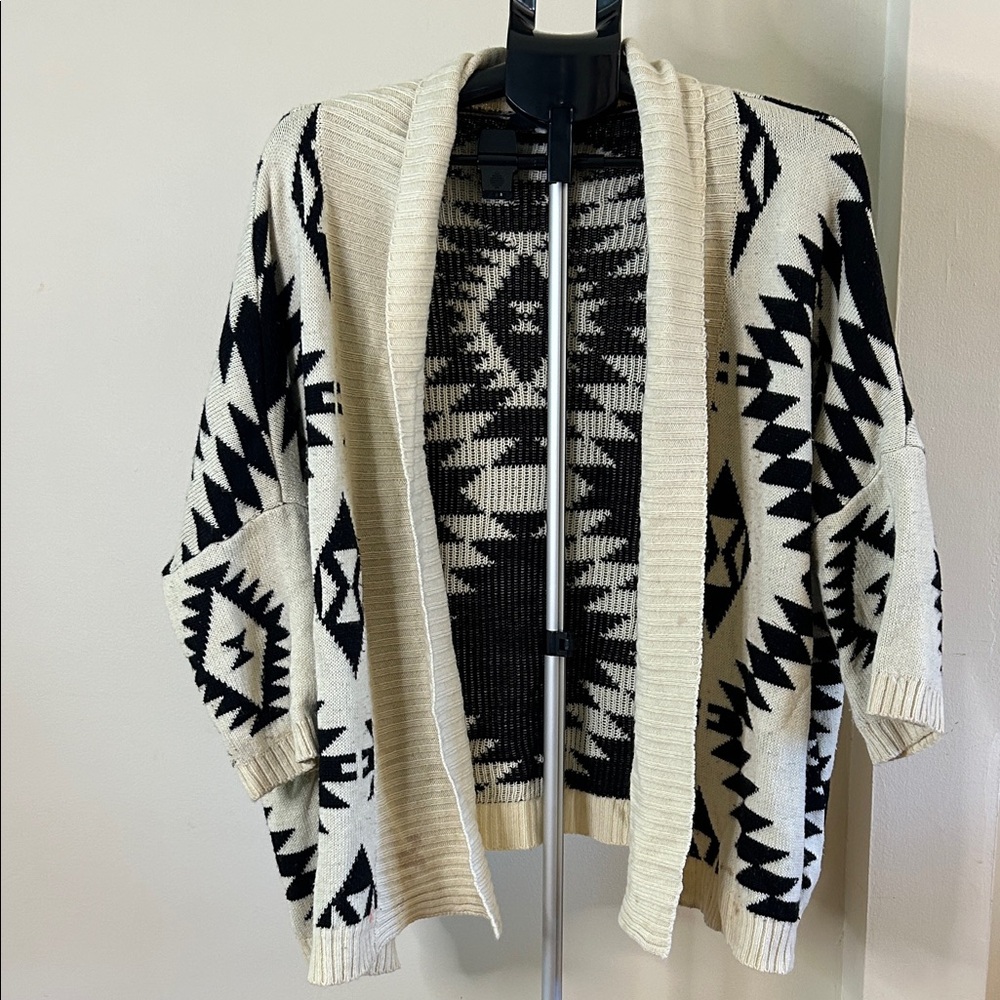 Forever 21 Black and Cream Knit Sweater